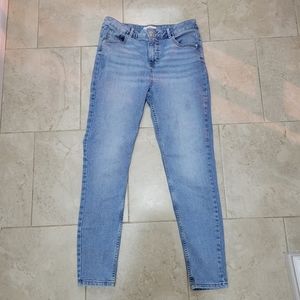 Light wash stretch skinny jean